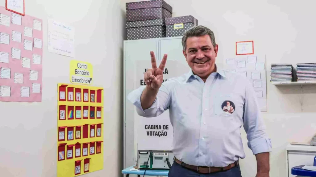 Beto Figueiró vota acompanhado da esposa e vice: ‘Independente do resultado, é uma vitória’